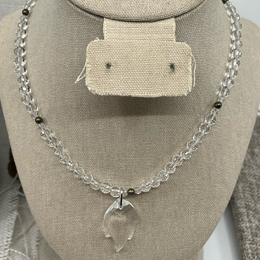 Vintage Necklace with Leaf Pendant - Picture 3 of 15